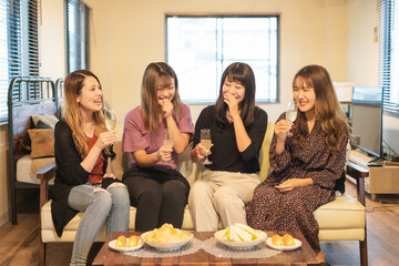 乾杯する女性4人