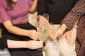 乾杯する女性4人