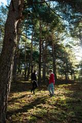 Obraz premium Two friends standing in the middle of the nature