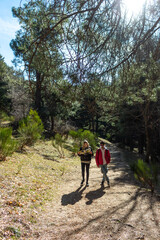 Obraz premium Two friends looking a map in the middle of the nature