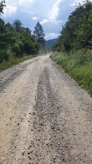 Fototapeta na wymiar Tumany kurzu na drodze wskutek suszy.