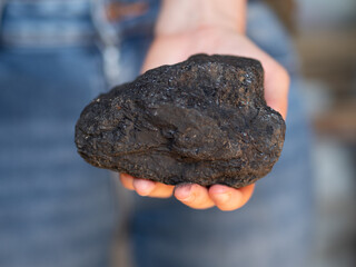 Węgiel - bryłka węgla w dłoniach