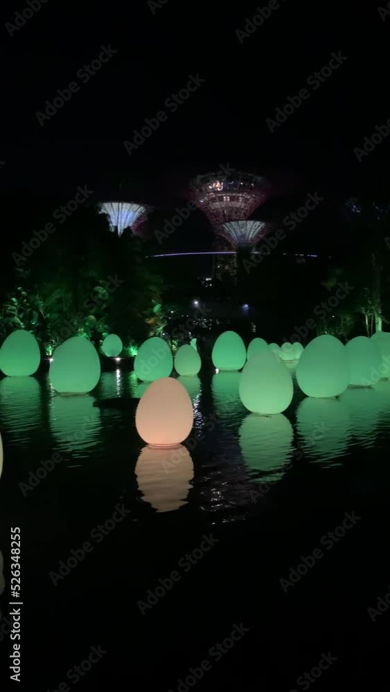 Poster Oeufs lumineux décoratifs, jardins de la Baie de nuit à Singapour