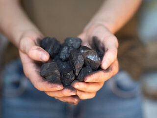Węgiel - bryłki węgla w dłoniach - obrazy, fototapety, plakaty