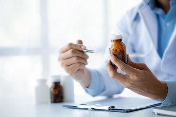 Doctor are recommending medicines to patients after being examined and diagnosed by the patient's doctor, the concept of treatment and symptomatic medication dispensing by the pharmacist.