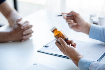 Doctor are recommending medicines to patients after being examined and diagnosed by the patient's doctor, the concept of treatment and symptomatic medication dispensing by the pharmacist.