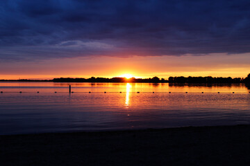 Obraz premium sunset on the lake