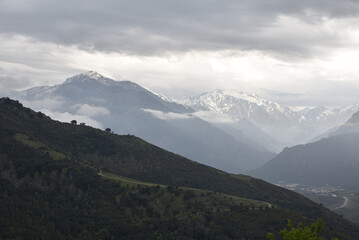 Montagnes enneigées à Corte. France