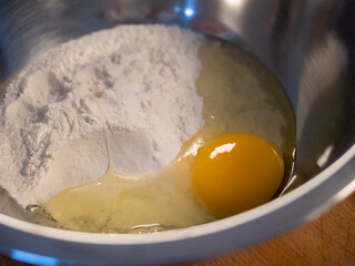 Ciasto w misce - jajko i mąka, robić ciasto, składniki © Klaudia Baran