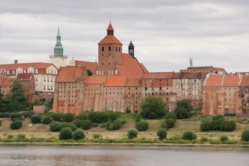 Grudziądz. Stare Miasto. Spichlerze i Bazylika Kolegiacka p/w św. Mikołaja. Polska - Kujawy. - obrazy, fototapety, plakaty