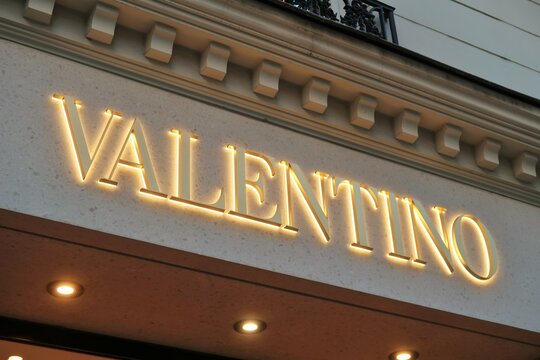 Enseigne lumineuse de la marque de mode de luxe Valentino, c&eacute;l&egrave;bre entreprise italienne de haute-couture, sur la devanture de sa boutique de la rue Saint-Honor&eacute; &agrave; Paris &ndash; novembre 2020 (France)