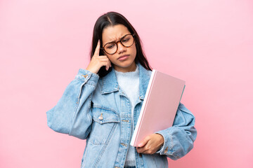 Fototapeta premium Young student Colombian woman isolated on pink background thinking an idea