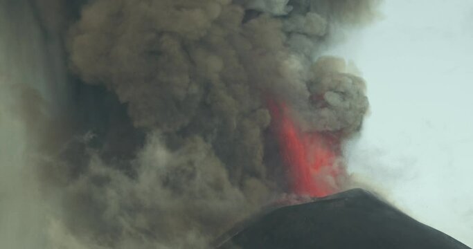 Strong explosive activity on the summit area of ​​the Etna volcano, in particular a lava fountain from the Southeast Crater