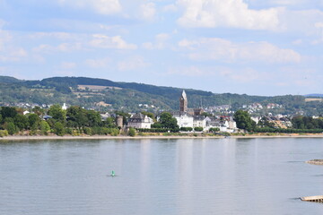 Fototapeta na wymiar Rhein bei Trockenheit, Blick über Engers und Bendorf