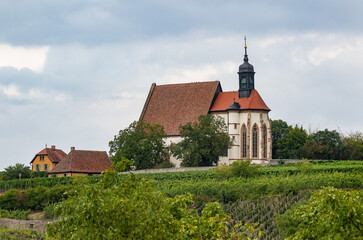Die katholische Wallfahrtskirche Maria im Weingarten liegt über dem fränkischen Weinort Volkach...