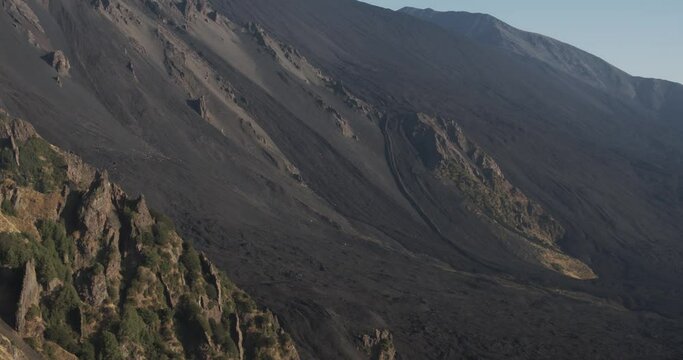 "Valle del Bove" and its lava dikes.