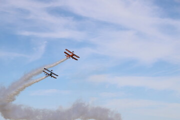 airplanes show aerobatics