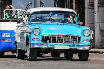 Obraz premium Wunderschöner Oldtimer auf Kuba (Karibik)
