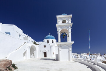 Tradycyjna architektura na greckiej wyspie Santorini. Białe budynki, dzwonnica.