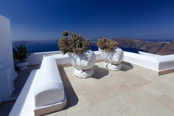 Białe donice na greckiej wyspie Santorini.