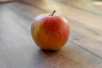 Apfel auf dem Holztisch