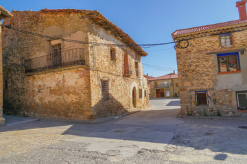 Fototapeta na wymiar Típica escena de calle rural en Teruel en la Sierra de Albarracín, Teruel , Aragón