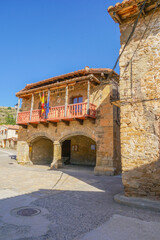 Ayuntamiento de Terriente en Teruel , Aragón clasica construcción aragonesa de piedra y madera