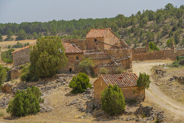 Despoblación en las Montañas de Sierra de Albarracín en Teruel , Aragón, concepto de montañas vacías y éxodo a las ciudades © Tonikko