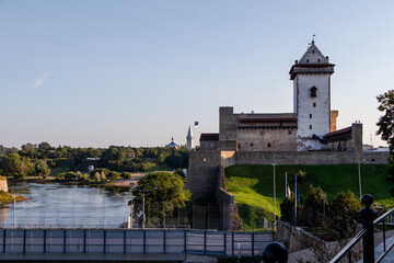 Fototapeta na wymiar Hermannsfeste in Narva, Estland, Grenzbrücke zu Russland im Vordergrund
