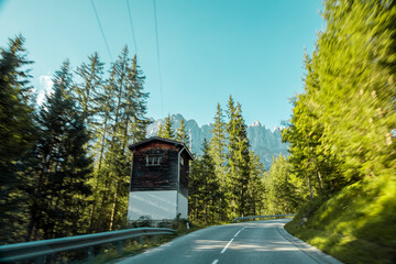 Straße in Richtung Alpen