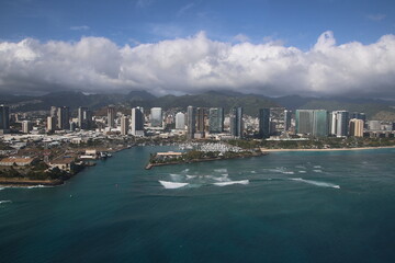 Naklejka premium Aerial view of Honolulu, Hawaii with Waikiki Beach and Diamond Head in the background