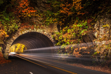 Obraz premium Traffic passing through a tunnel in the Smoky Mountains at autumn