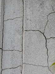 Risse im Mauerwerk eins Betonpfeilers