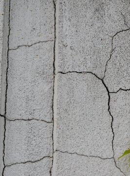 Risse im Mauerwerk eins Betonpfeilers