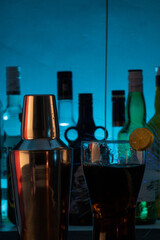 preparando bebidas en el bar por un mixólogo 