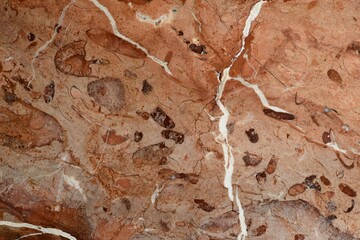 Detalle de las betas de un suelo de mármol rojo