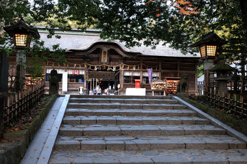 秋の仙台大崎八幡神社の参道の風景
