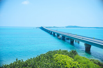 沖縄県の離島宮古島の観光スポット 池間島から青い海と池間大橋を見下ろす絶景
