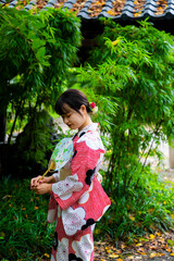 浴衣を着て神社をお参りする若い女性