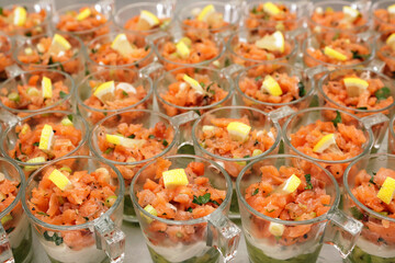 Lachstatar mit Avocadomus und Meerrettichmus