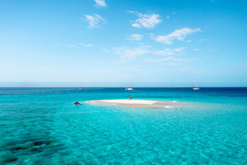 Fototapeta premium white sand cay in the middle of the Great Barrier Reef - tropical paradise! 