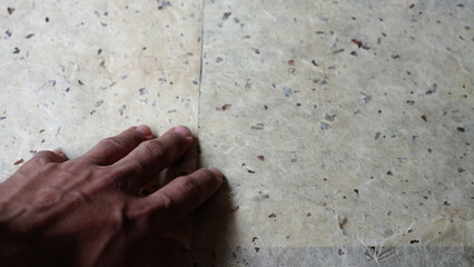 古い日本の和紙　伝統工芸　手作り　職人の手　背景