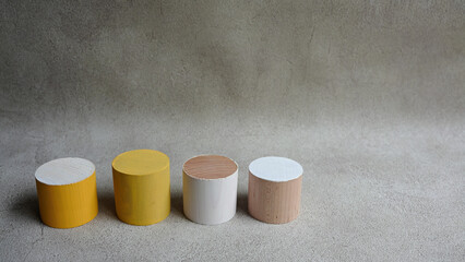 木製積み木円柱のオブジェ　文字入れのできるコピースペースのある素材