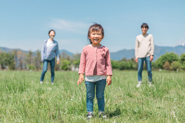 草原で遊ぶ日本人親子・家族
