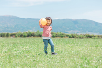 Naklejka na ściany i meble ボール遊びをするアジア人の子供（女の子） 