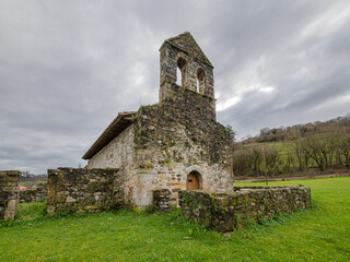 Fototapeta na wymiar The ancient little church 'Iglesia de San Juan de Cilierco' in the foothills of the Cordillera Cantábrica (Cantabrian Mountains)