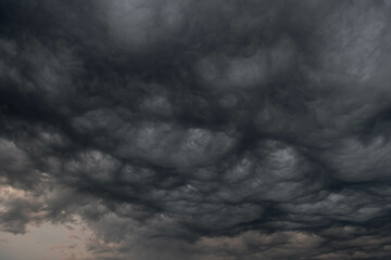 Czarne, ciężkie, pofałdowane burzowe chmury.  Budzą one grozę zapowiadając nadejście...