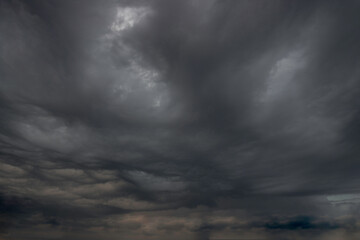 Czarne, ciężkie, pofałdowane burzowe chmury.  Budzą one grozę zapowiadając nadejście...