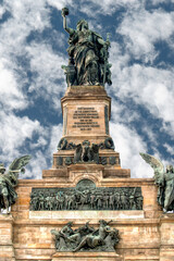 Die Fassade des Niederwalddenkmals im Rheingau, Hessen in Unteransicht mit seinen Figuren und...
