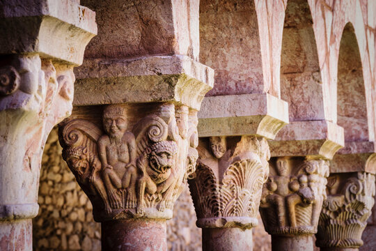 columnas y capiteles,claustro del siglo XII, monasterio benedictino de Sant Miquel de Cuixa , a&ntilde;o 879, pirineos orientales,Francia, europa